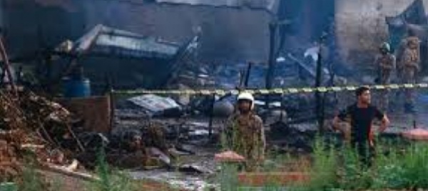 pakistan-aereo-militare-si-schianta-sulle-case