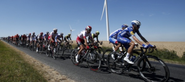 tour-de-france-viviani-si-impone-in-volata