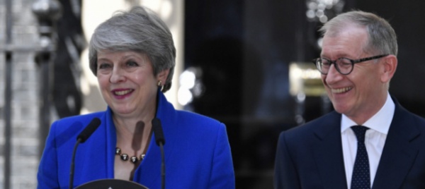 un-emozionata-theresa-may-lascia-la-carica-davanti-alla-regina
