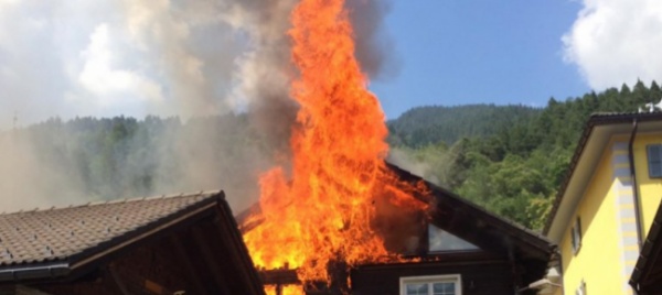 violento-incendio-in-una-casa-a-mairengo
