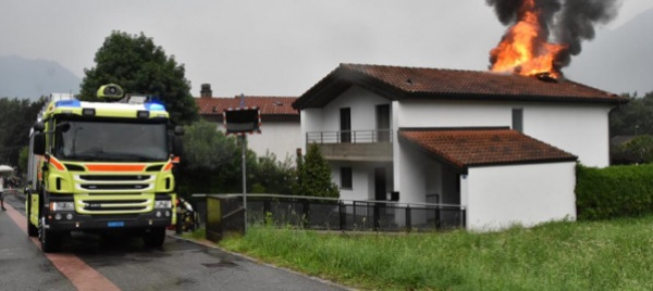 brucia-il-tetto-di-una-casa-un-fulmine-la-causa