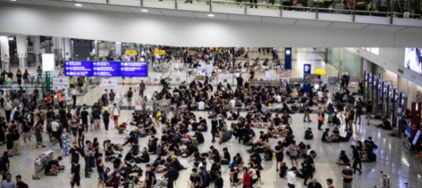 hong-kong-blocca-l-aeroporto-la-cina-e-terrorismo
