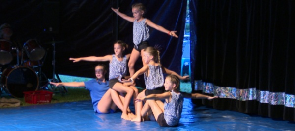 i-bambini-delle-scuole-si-esibiscono-col-circo-lollypop