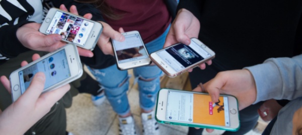 internet-e-giovani-connessi-almeno-quattro-ore-al-giorno