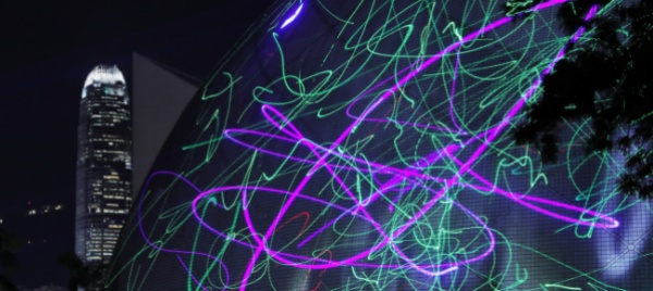 ora-a-hong-kong-protestano-con-i-laser