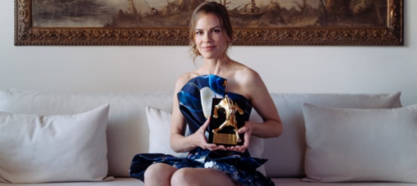 stasera-il-premio-domattina-il-pubblico-ecco-hilary-swank