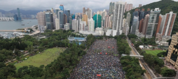 una-marea-di-ombrelli-invade-hong-kong-per-manifestare