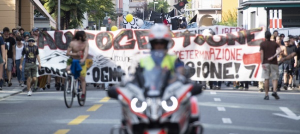 il-molino-in-piazza-manifestanti-800-polizia-400