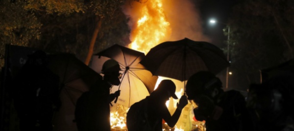 a-hong-kong-continuano-le-proteste-universita-assediate