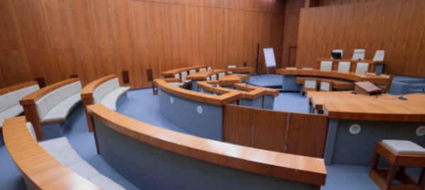 oltre-cento-abusi-sui-figli-coniugi-bellinzonesi-a-processo