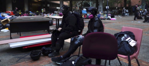 su-le-maschere-hong-kong-conta-i-feriti-asserragliati-al-poli