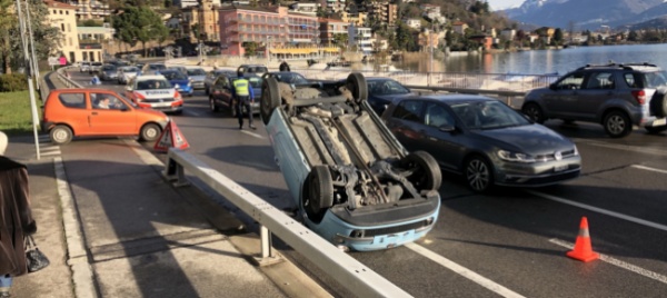 auto-si-capovolge-vicino-alla-dogana-di-ponte-tresa