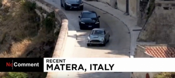 matera-tutti-dietro-a-james-bond-che-scappa-con-l-auto-elettrica