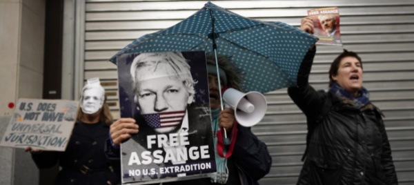 svizzera-tendi-la-mano-ad-assange
