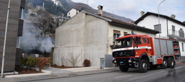 incendio-in-un-deposito-a-sementina