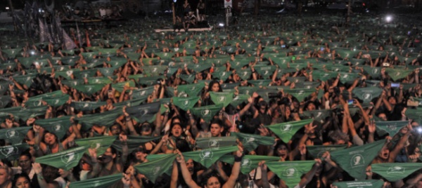 una-marea-verde-esige-in-argentina-l-aborto-legale