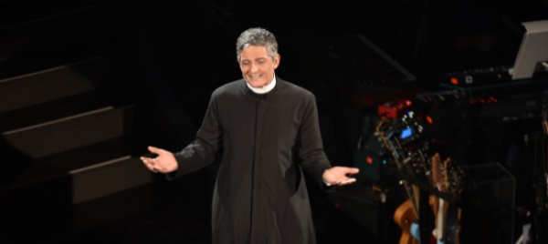 amadeus-e-padre-fiorello-sanremo-e-iniziato-cantiamo-in-pace