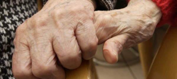 le-lesiona-la-cartilagine-dandole-la-mano-non-e-incidente