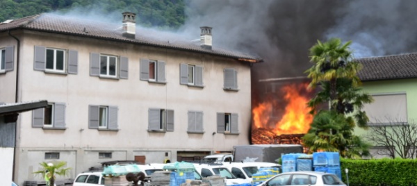 incendio-di-bellinzona-siluro-del-vicinato-al-municipio
