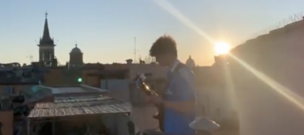 dai-tetti-di-piazza-navona-le-note-di-sally-vasco-apprezza