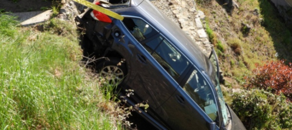 monte-carasso-automobilista-sbanda-e-finisce-in-una-scarpata