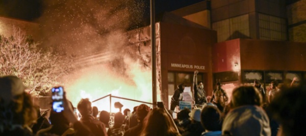 minneapolis-terza-notte-di-scontri-rogo-fuori-commissariato