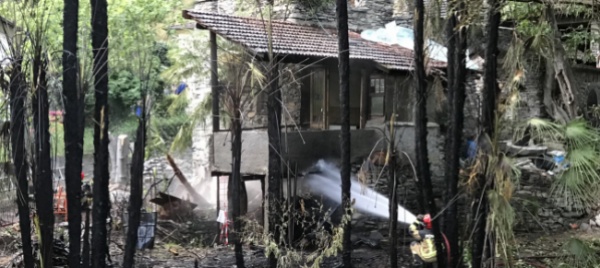 rustico-in-fiamme-alle-gaggiole-di-gordola