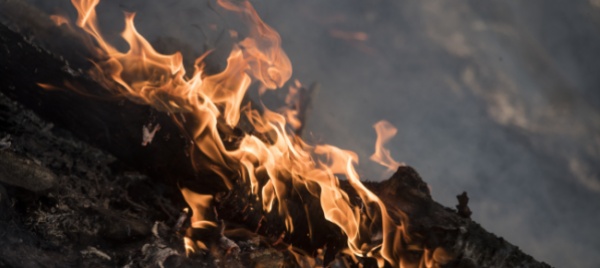 tenero-appicca-presumibilmente-l-incendio-e-si-ustiona