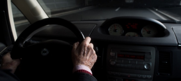 300-franchi-di-multa-per-pettinarsi-al-volante