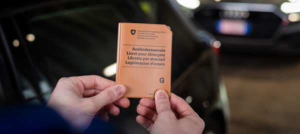 frontalieri-in-coda-per-chiedere-il-certificato-giudiziale
