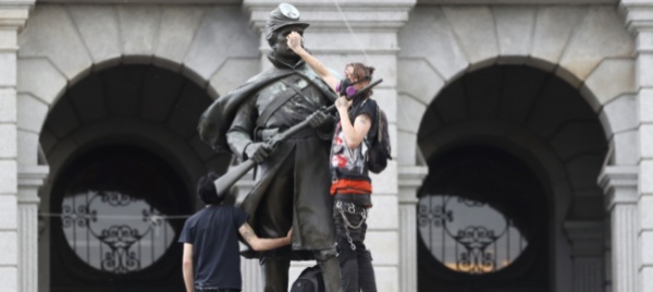 la-guerra-delle-statue