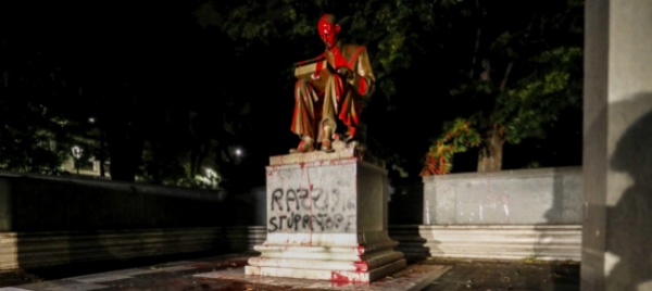 a-milano-vernice-e-insulti-sulla-statua-di-montanelli