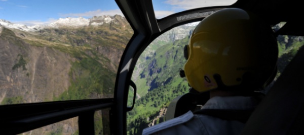 elicottero-trancia-il-cavo-della-corrente-in-onsernone