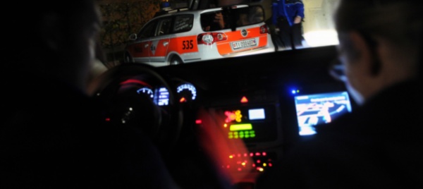 notte-folle-urta-un-auto-e-punta-una-pistola-contro-la-polizia