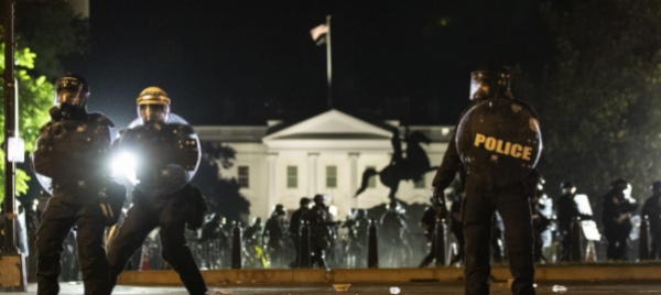 usa-le-proteste-arrivano-davanti-alla-casa-bianca