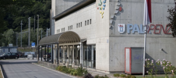 palapenz-dentro-degrado-fuori-un-parcheggio-che-sara-ristretto