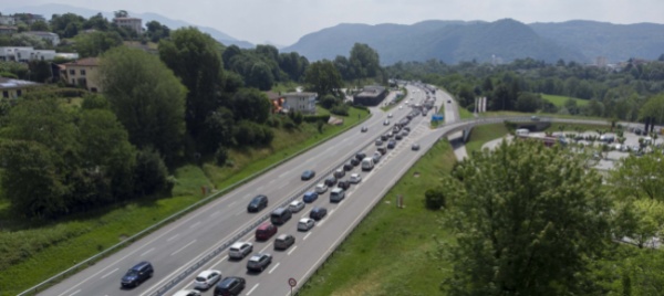 sempre-piu-colonne-in-svizzera-effetto-coronavirus-gia-esaurito