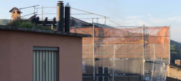 in-fiamme-il-tetto-di-una-casa-in-ristrutturazione