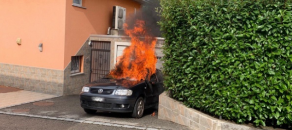 auto-in-fiamme-a-vezia