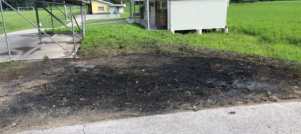 claro-un-auto-e-due-depositi-di-letame-in-fiamme