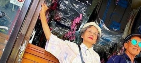 fenomeno-influencer-a-80-anni-indossando-abiti-smarriti