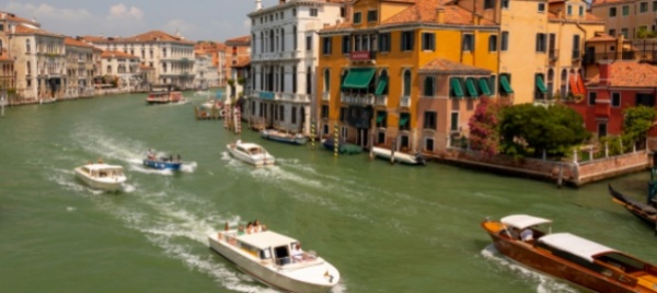 scontro-tra-barchino-e-vaporetto-a-venezia-quattro-feriti