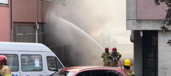 in-fiamme-a-bedano-magazzino-di-un-ditta-di-piscine
