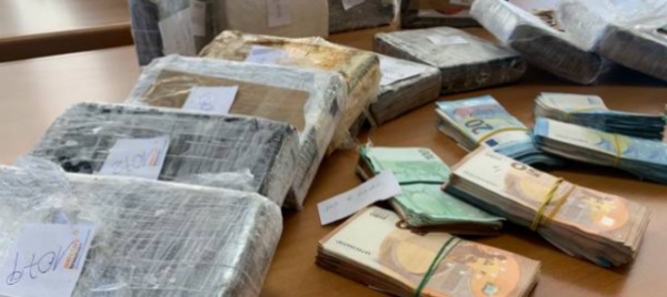 nascondeva-la-droga-nel-cassonetto-degli-abiti-usati