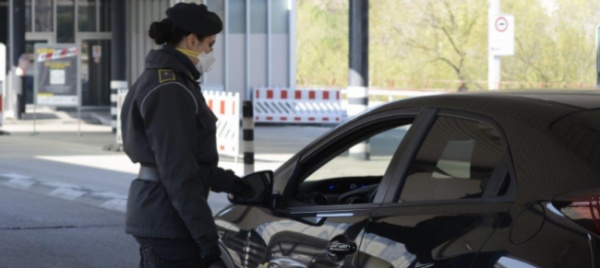 nasconde-55mila-euro-tra-i-vestiti-colto-sul-fatto-a-brogeda