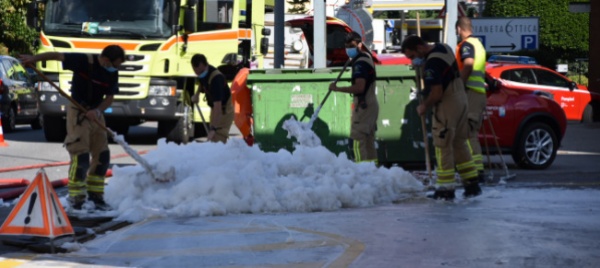 camion-cisterna-perde-gasolio-su-via-cantonale-a-magliaso