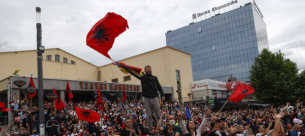 belgrado-protesta-per-l-abolizione-del-confine-tra-kosovo-e-albania