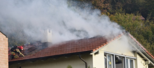 fiamme-nel-sottotetto-di-una-casa-di-meride