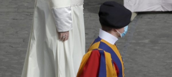 salgono-a-undici-i-contagiati-tra-le-guardie-svizzere