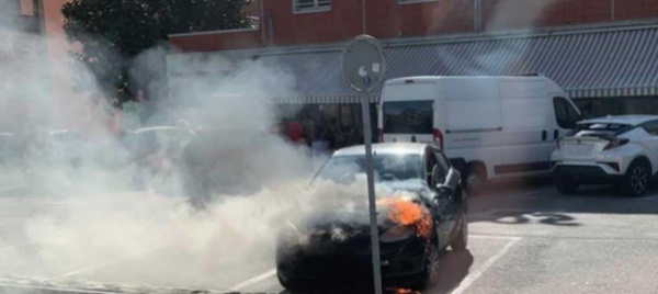 solduno-auto-in-fiamme-nel-parcheggio-migros